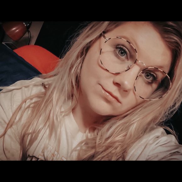 Meet your Posher, Bethany - Picture 2 of 3